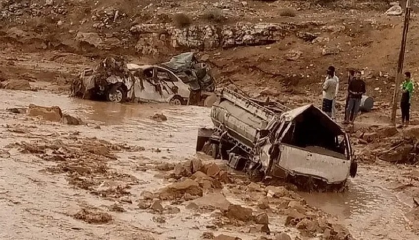 مركبات جرفتها السيول في محافظة الزرقاء (تويتر)