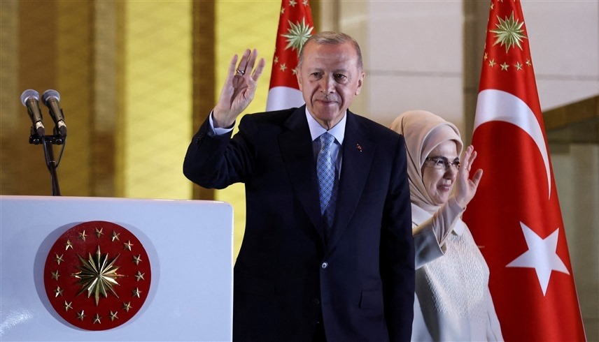 الرئيس التركي رجب طيب أردوغان وعقيلته (رويترز)