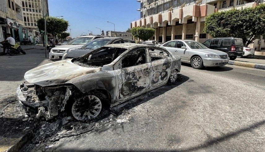 سيارات محترقة في مدينة الزاوية الليبية (أرشيف)
