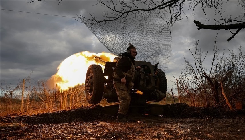 جندي أوكراني يطلق قذيفة من مدفع قرب مدينة باخموت (رويترز)