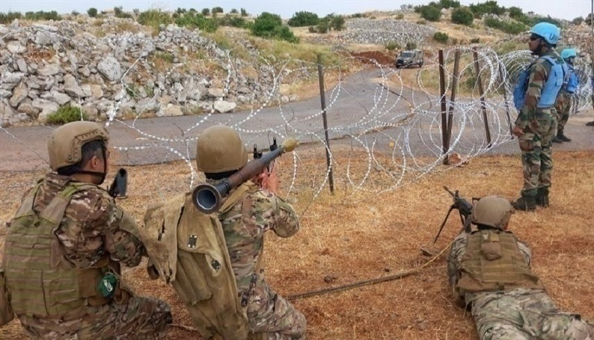 جنود من الجيش اللبناني بصوبون مدفع على قوات حرس الحدود الإسرائيلية (أرشيف)