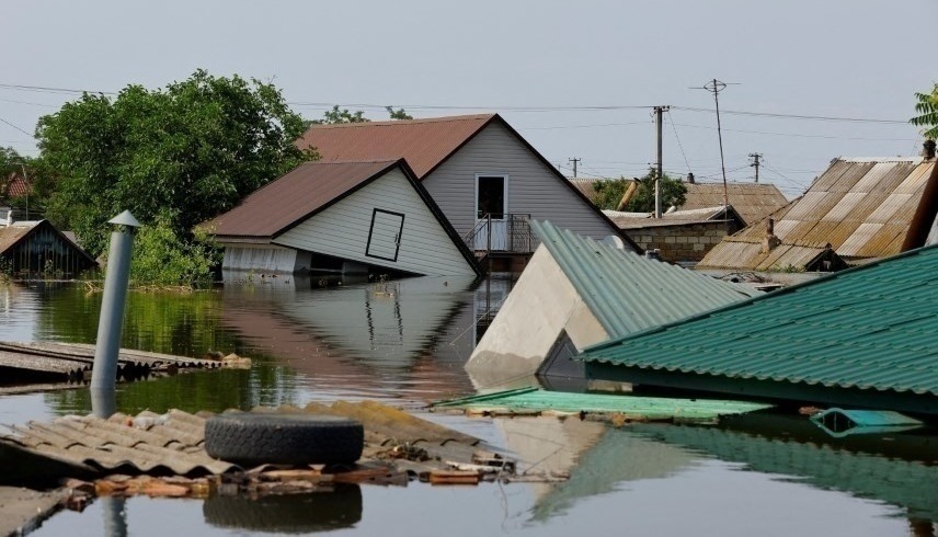 فيضانات تغرق المنازل في خيرسون (رويترز)