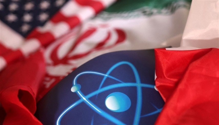الرمز الذري وعلما الولايات المتحدة الأمريكية وإيران (رويترز)