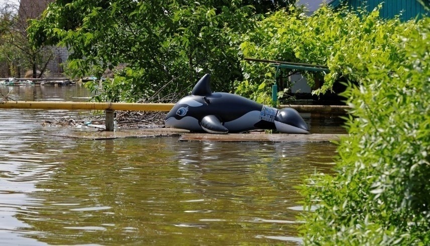 فيضانات في خيرسون إثر انهيار سد كافوخكا (رويترز)