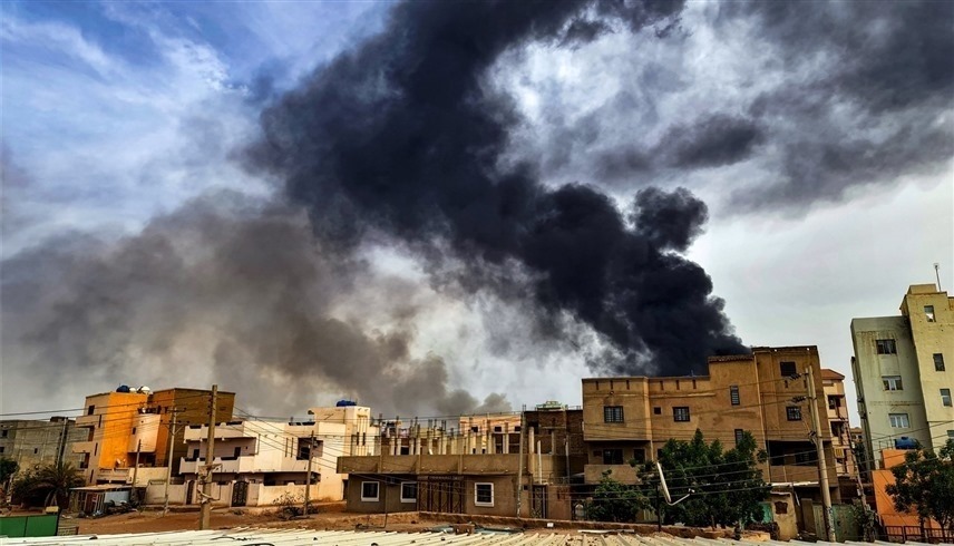 دخان كثيف يتصاعد من العاصمة الخرطوم إثر الاشتباكات (أ ف ب)