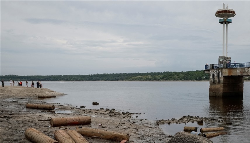انخفاض مستوى نهر دنيبرو بعد انهيار سد كاخوفكا (أرشيف)