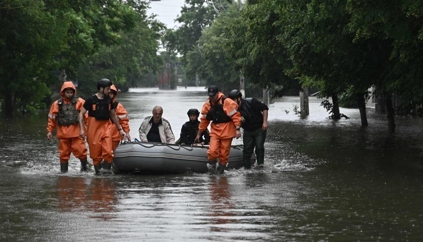 منقذون ومسعفون بعد الفيضانات في خيرسون (أ ف ب)