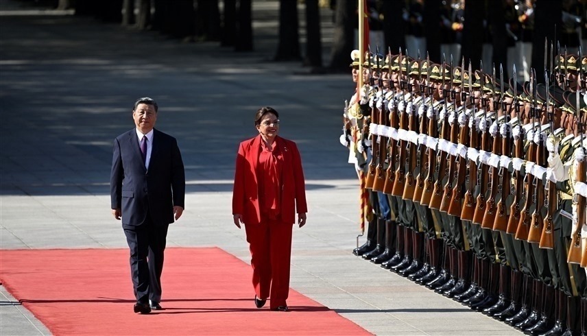 رئيسة هندوراس تستعرض حرس الشرف إلى جوار الرئيس الصيني (رويترز)