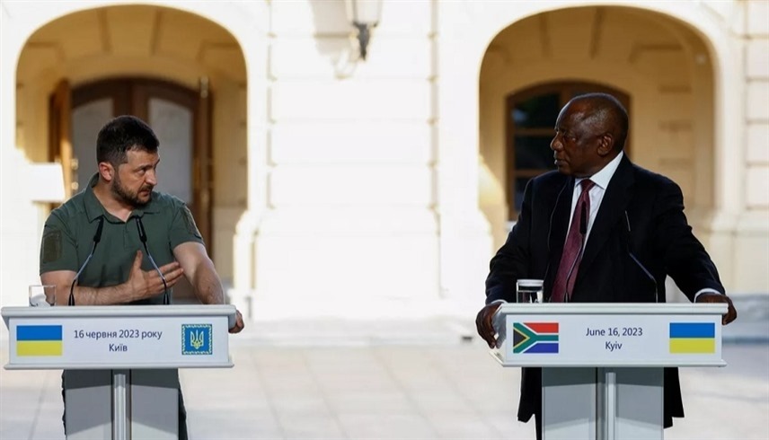 رئيسا جنوب إفريقيا سيريل رامافوسا وأوكرانيا  فولوديمير زيلينسكي اليوم في كييف (أ ف ب) 