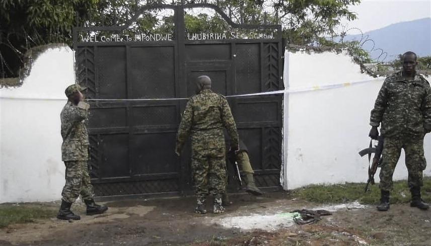 الشرطة الأوغندية تحيط مبنى المدرسة (أ ف ب)