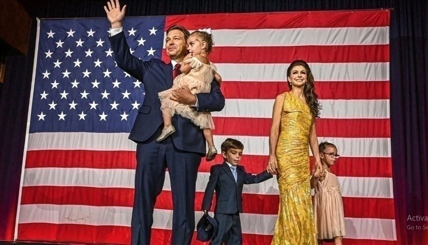 حاكم فلوريدا رون ديسانتيس مع زوجته وأولاده.