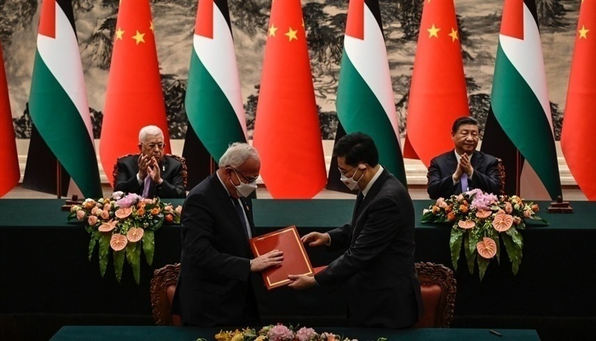 توقيع اتفاقية بحضور الرئيسين الفلسطيني والصيني ( أ ف ب)
