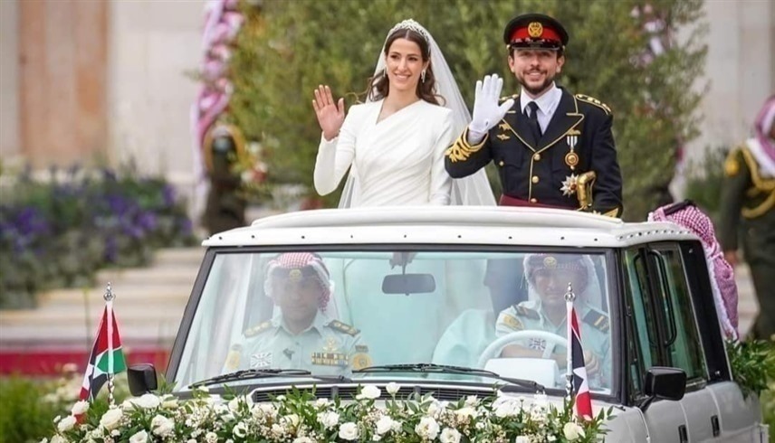 ولي عهد الأردن الحسين بن عبد الله الثاني وزوجته الأميرة رجوة الحسين في موكب الزفاف (تويتر)