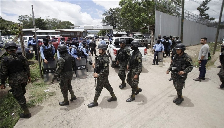 الشرطة حول سجن النساء في تيغوسيغالبا (رويترز)