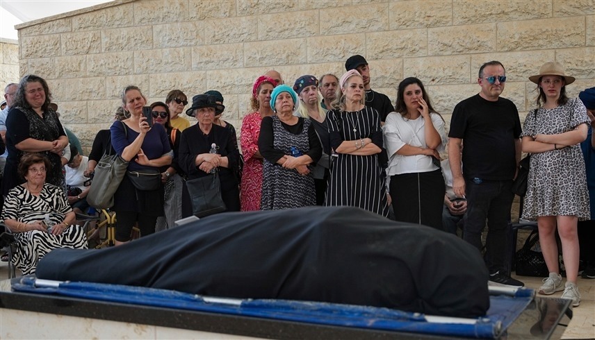 مشاركون في جنازة الإسرائيلية حانا ناخنبرغ (أ ب)