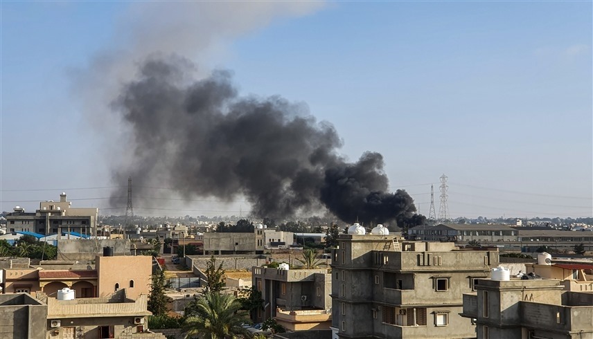 تصاعد الدخان في زوارة الليبية بعد الغارات (تويتر)