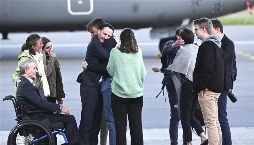عامل الإغاثة البلجيكي بعد وصوله إلى بلاده (تويتر)