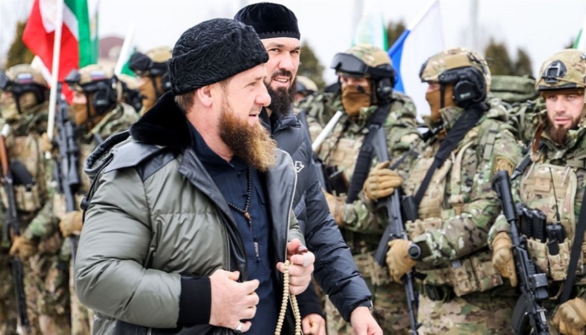 رئيس الشيشان رمضان قديروف مع مقاتلين في أوكرانيا (أرشيف)