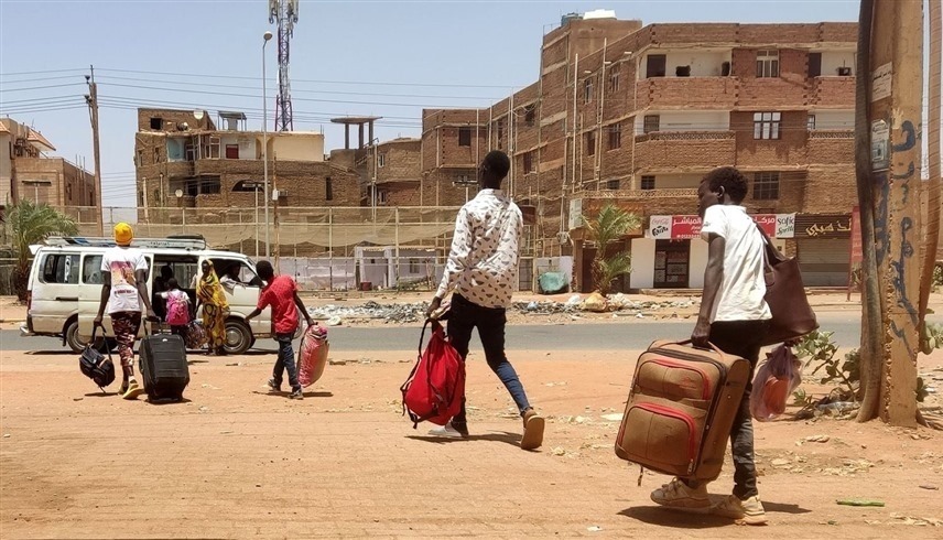 سودانيون يغادرون بيوتهم بسبب الاشتباكات (أرشيف)