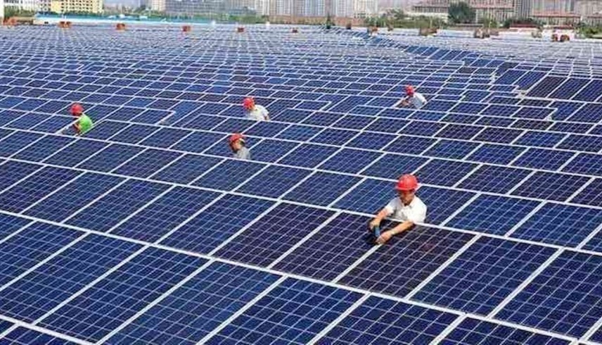 عمال صينيون في ورشة للألواح الشمسية شرق الصين (أرشيف)