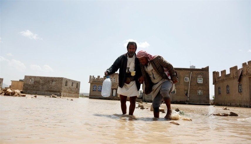 يمنيان يحاولان عبور مياه الفيضانات (أرشيف)