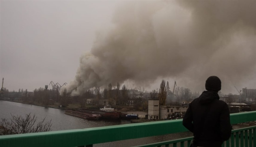 تصاعد الدخان في خيرسون بعد غارة روسية (أرشيف)
