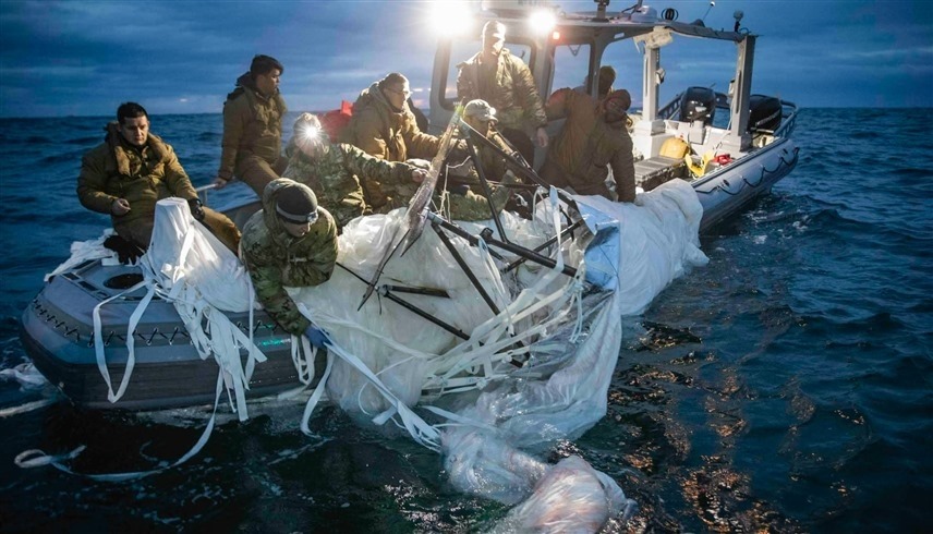 جنود أمريكيون يجمعون حطام البالون الصيني في البحر بعد إسقاطه (أرشيف)