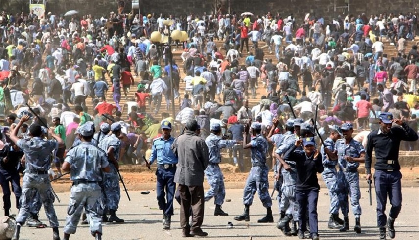 عناصر من الشرطة في إثيوبيا يصدون محتجين في أديس أبابا (أرشيف)