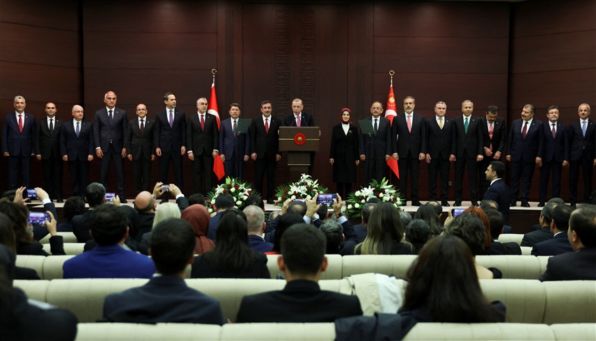 أردوغان مع أعضاء الحكومة التركية الجديدة (رويترز)