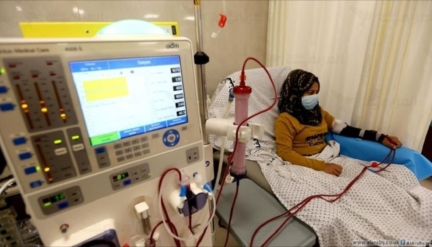 مريضة بالكلى في أحد مستشفيات غزة (تويتر)