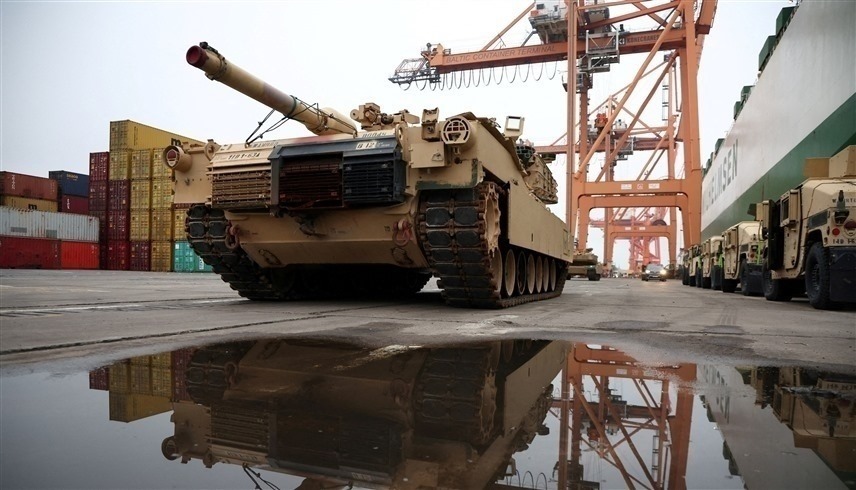 دبابات أبرامز الأمريكية تصل إلى ميناء بولندا (رويترز)