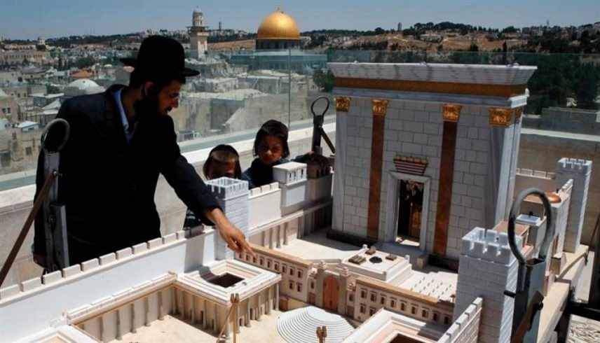 حاخام يهودي يستعرض مجسم الهيكل المزعوم في القدس (أرشيف)