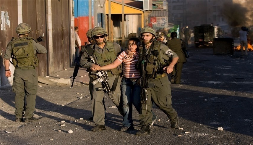 جنود إسرائيليون يعتقلون طفلاً فلسطينياً (أرشيف)