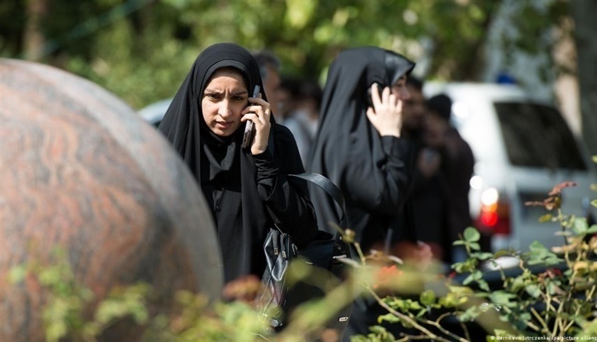 إيرانياتان بالحجاب في طهران (رويترز)