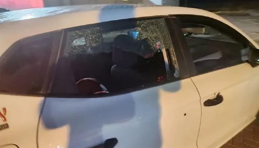 السيارة التي كان يستقلها المواطن عند إطلاق النار عليه قرب حوارة (معاريف)