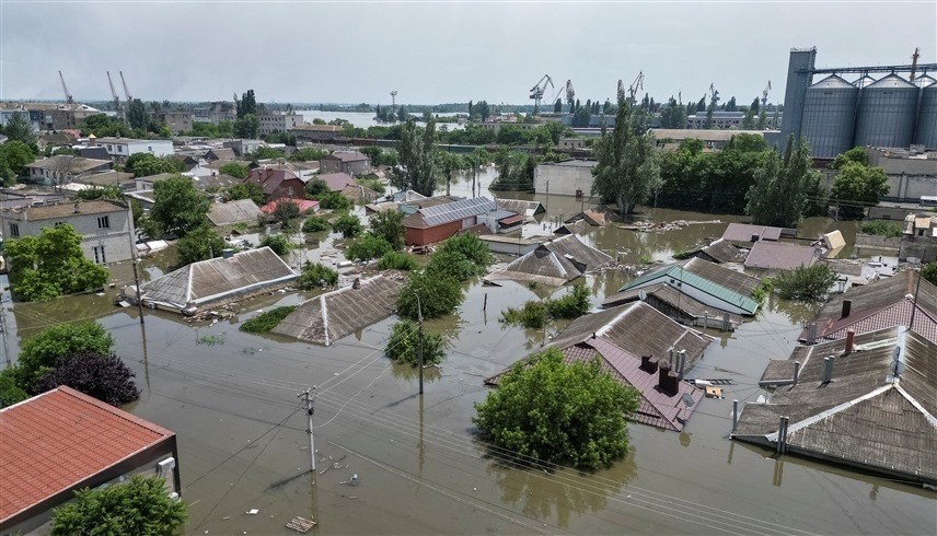 منطقة غمرتها المياه بعد انفجار سد نوفا كاخوفكا، خيرسون بأوكرانيا (رويترز)