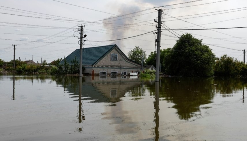 فيضانات ودمار في مدينة خيرسون بعد تدمير سد كاخوفا (رويترز)