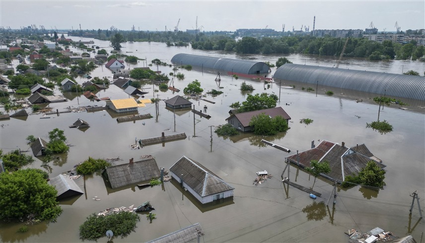 الفيضانات تغمر مدينة خيرسون بعد انهيار سد كافوخكا (رويترز)