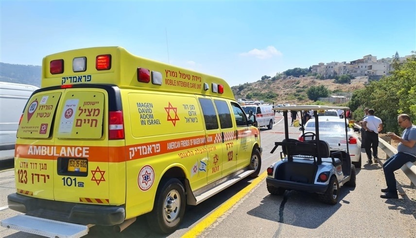 سيارات إسعاف والشرطة الإسرائيلية في موقع إطلاق النار في الناصرة (تويتر)