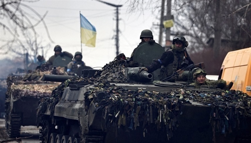 جنود على متن مدرعات في أوكرانيا (أرشيف)