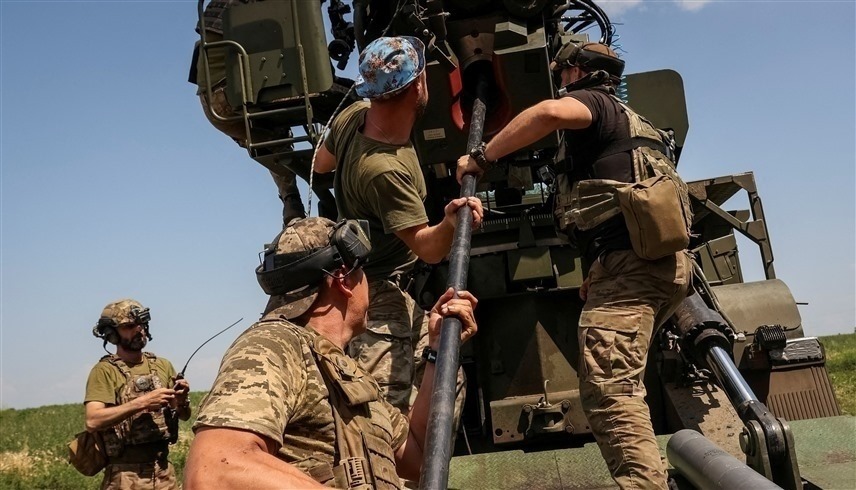 جنود أوكرانيون يستعدون لإطلاق قذيفة على القوات الروسية في باخموت (رويترز)