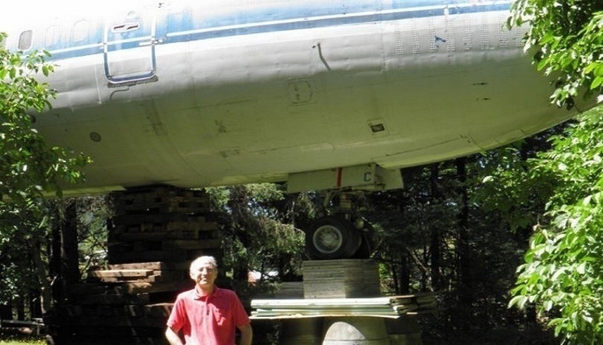 المهندس بروس كامبل أمام منزل الطائرة (ديلي ستار)
