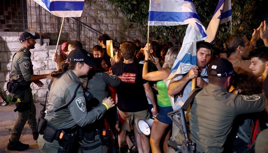 الشرطة الإسرائيلية تعتقل محتجين (رويترز)