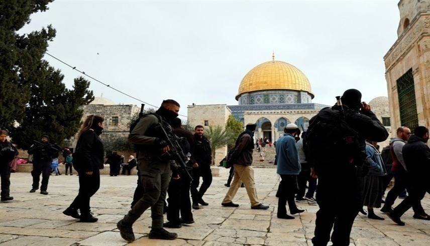 مستوطنون يقتحمون المسجد الأقصى في القدس بحماية الشرطة الإسرائيلية (رويترز)