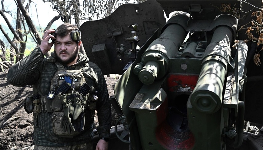 جندي أوكراني في الخطوط الأمامية للدفاع عن باخموت (أ ف ب)