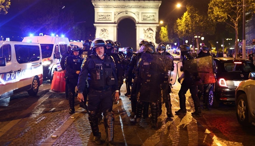 عناصر من الشرطة الفرنسية خلال أعمال شغب مرتبطة بمقتل نائل (أ ف ب)