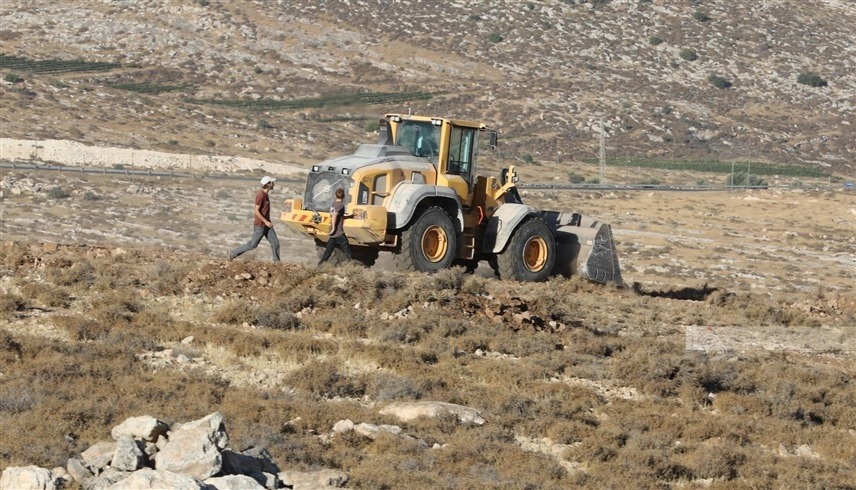 مستوطنون إسرائيليون يجرفون أراض زراعية في الخليل (تويتر)