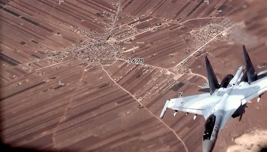 طائرة روسية تحلق فوق قاعدة أمريكية في سوريا (أرشيف)