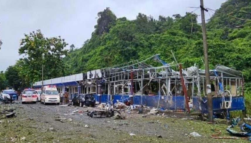 آثار الانفجار الذي وقع عند جسر ثانلوين في بورما (تويتر)