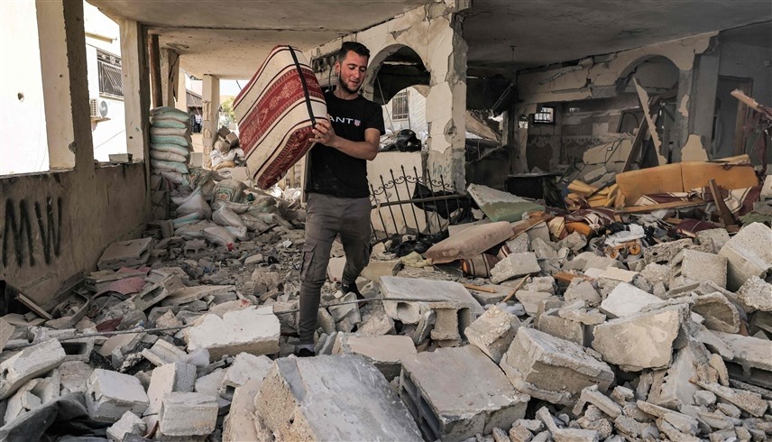 فلسطيني يقف على أنقاض بيته في جنين (أ ف ب)
